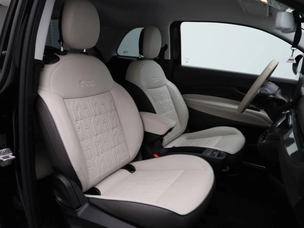 42 kWh La Prima by Bocelli | SOH 96,5% | ACHTERUITRIJCAMERA | STOELVERWARMING | APPLE CARPLAY - ANDROID AUTO | LEDEREN BEKLEDING |