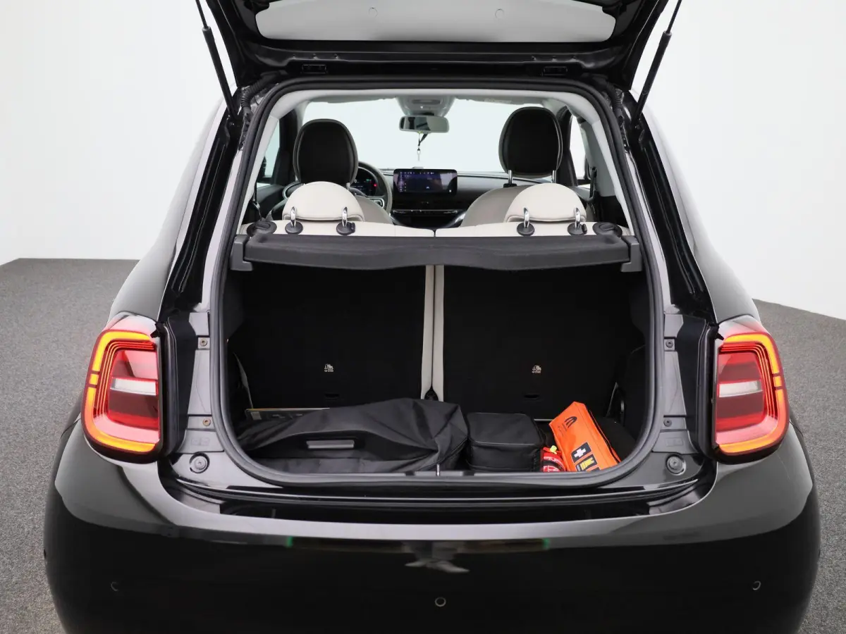 42 kWh La Prima by Bocelli | SOH 96,5% | ACHTERUITRIJCAMERA | STOELVERWARMING | APPLE CARPLAY - ANDROID AUTO | LEDEREN BEKLEDING |
