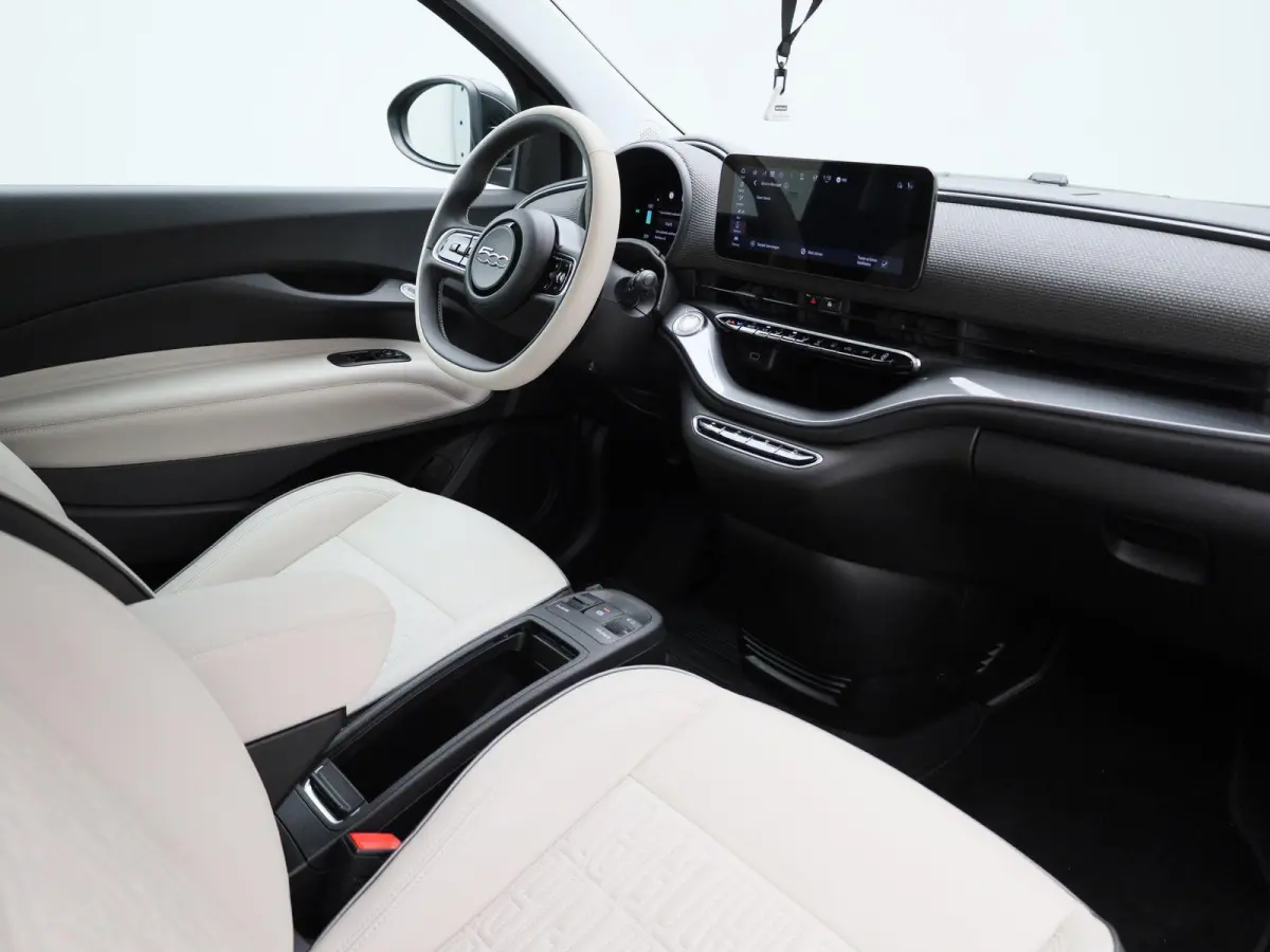 42 kWh La Prima by Bocelli | SOH 96,5% | ACHTERUITRIJCAMERA | STOELVERWARMING | APPLE CARPLAY - ANDROID AUTO | LEDEREN BEKLEDING |