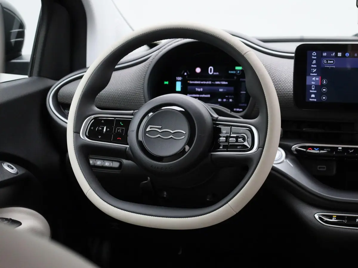 42 kWh La Prima by Bocelli | SOH 96,5% | ACHTERUITRIJCAMERA | STOELVERWARMING | APPLE CARPLAY - ANDROID AUTO | LEDEREN BEKLEDING |