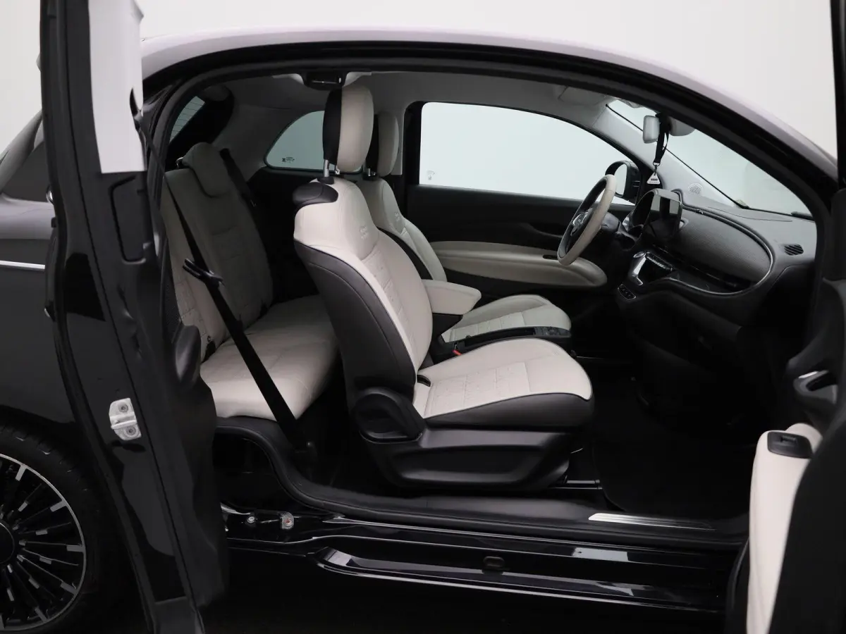 42 kWh La Prima by Bocelli | SOH 96,5% | ACHTERUITRIJCAMERA | STOELVERWARMING | APPLE CARPLAY - ANDROID AUTO | LEDEREN BEKLEDING |
