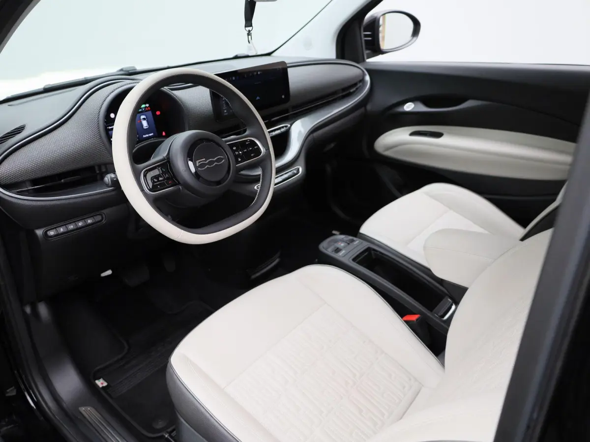 42 kWh La Prima by Bocelli | SOH 96,5% | ACHTERUITRIJCAMERA | STOELVERWARMING | APPLE CARPLAY - ANDROID AUTO | LEDEREN BEKLEDING |