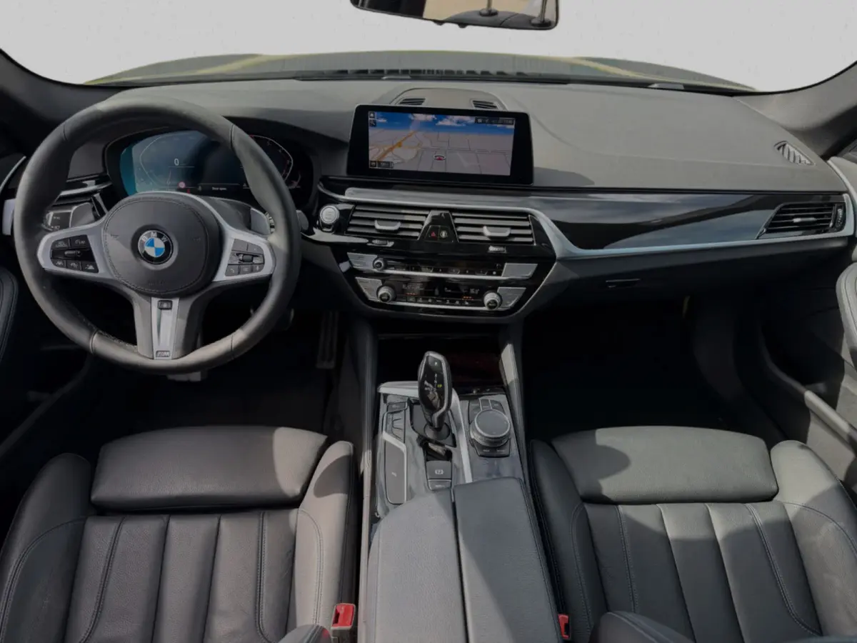 530i xDrive High Executive M-PAKKET (Deale OndH, Panorama, Trekhaak, Stoel/Stuur Verw, Carplay, Addapt Cruise)