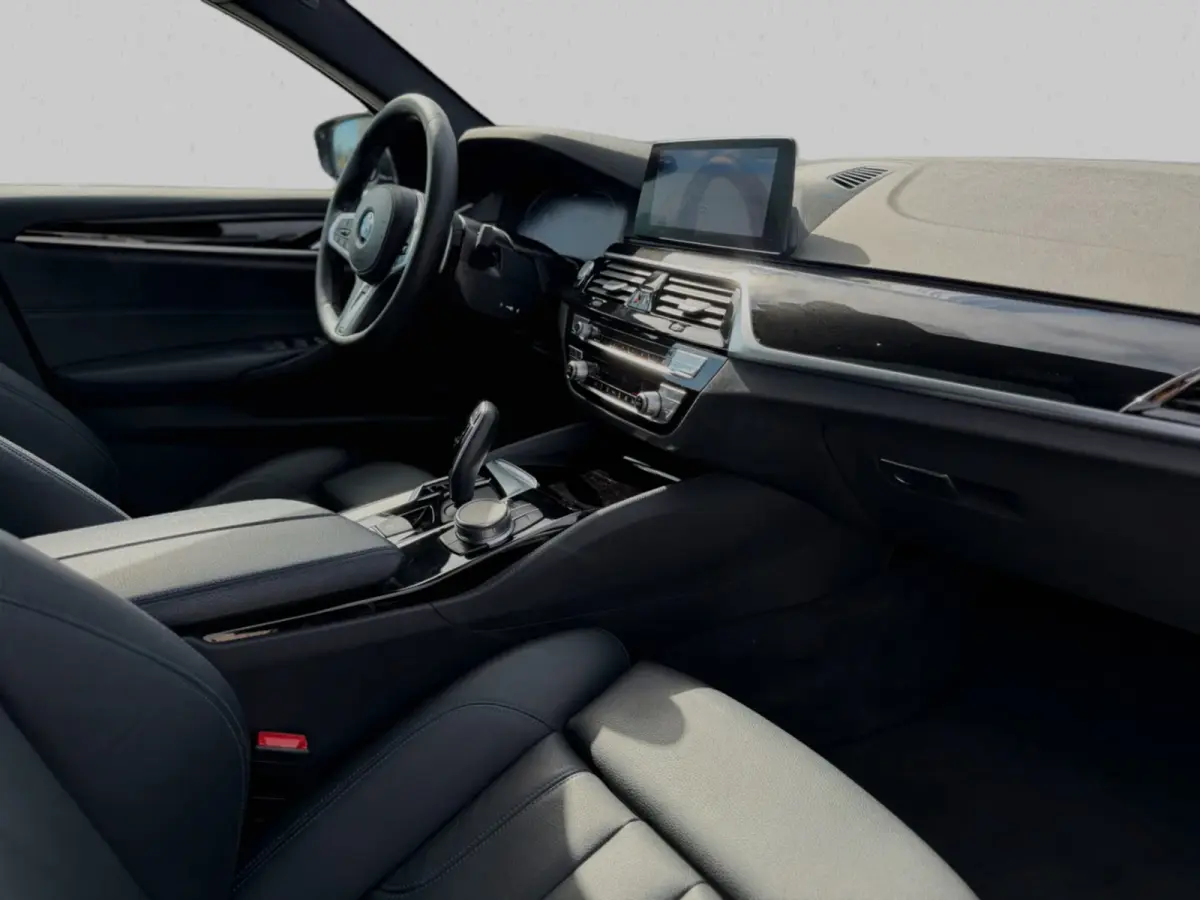 530i xDrive High Executive M-PAKKET (Deale OndH, Panorama, Trekhaak, Stoel/Stuur Verw, Carplay, Addapt Cruise)