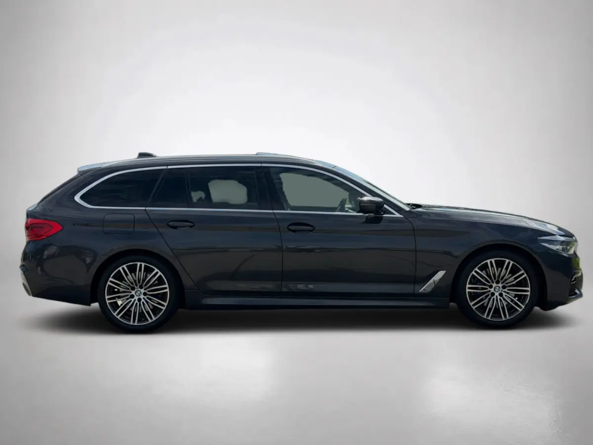 530i xDrive High Executive M-PAKKET (Deale OndH, Panorama, Trekhaak, Stoel/Stuur Verw, Carplay, Addapt Cruise)