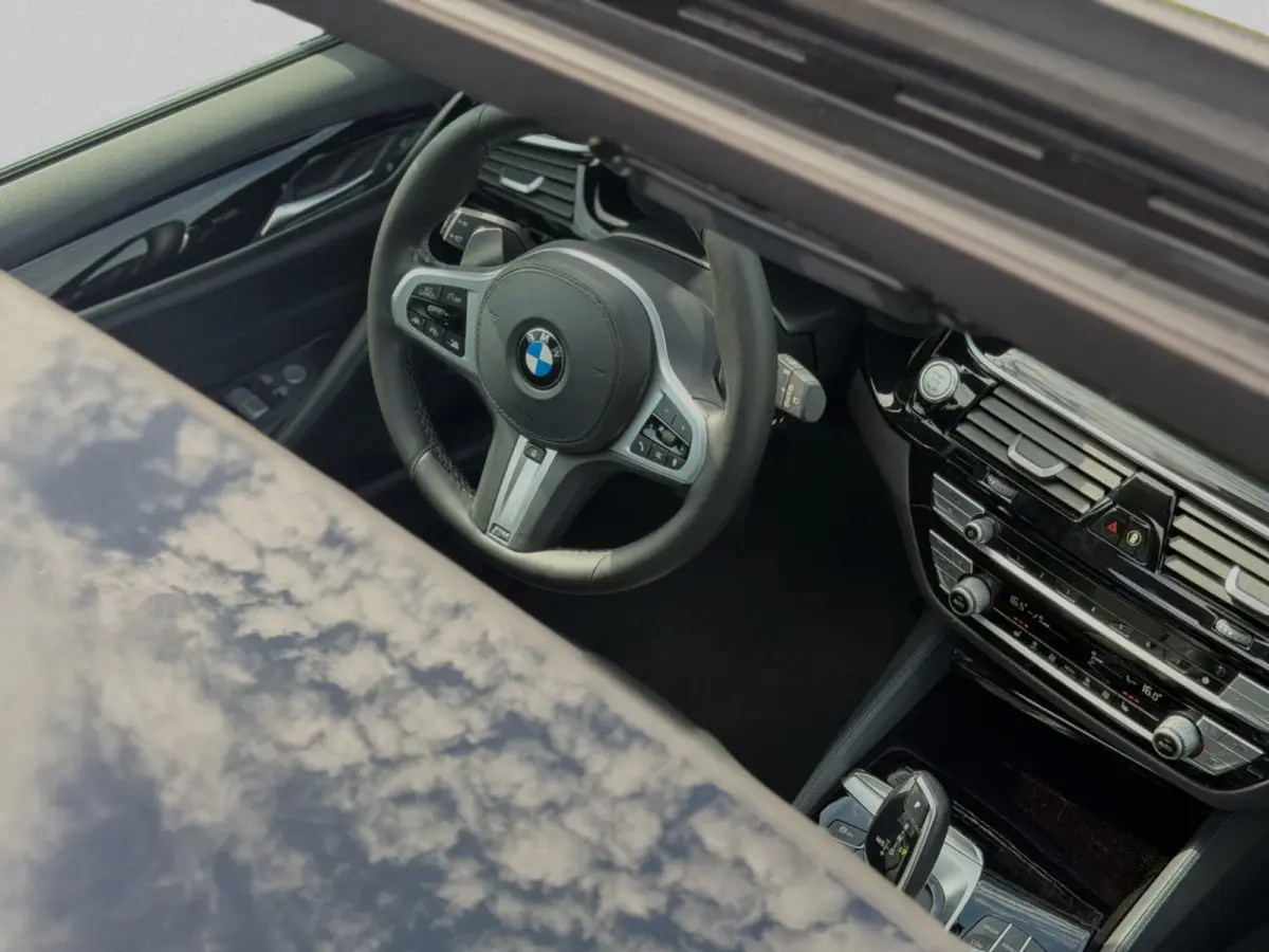 530i xDrive High Executive M-PAKKET (Deale OndH, Panorama, Trekhaak, Stoel/Stuur Verw, Carplay, Addapt Cruise)