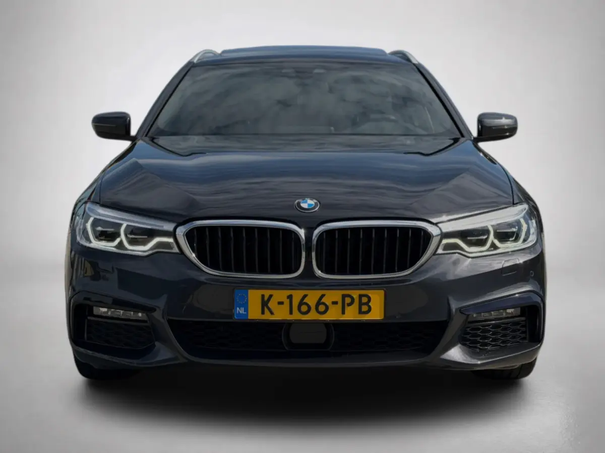 530i xDrive High Executive M-PAKKET (Deale OndH, Panorama, Trekhaak, Stoel/Stuur Verw, Carplay, Addapt Cruise)