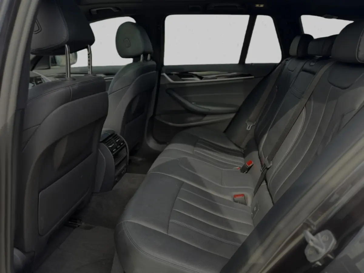 530i xDrive High Executive M-PAKKET (Deale OndH, Panorama, Trekhaak, Stoel/Stuur Verw, Carplay, Addapt Cruise)