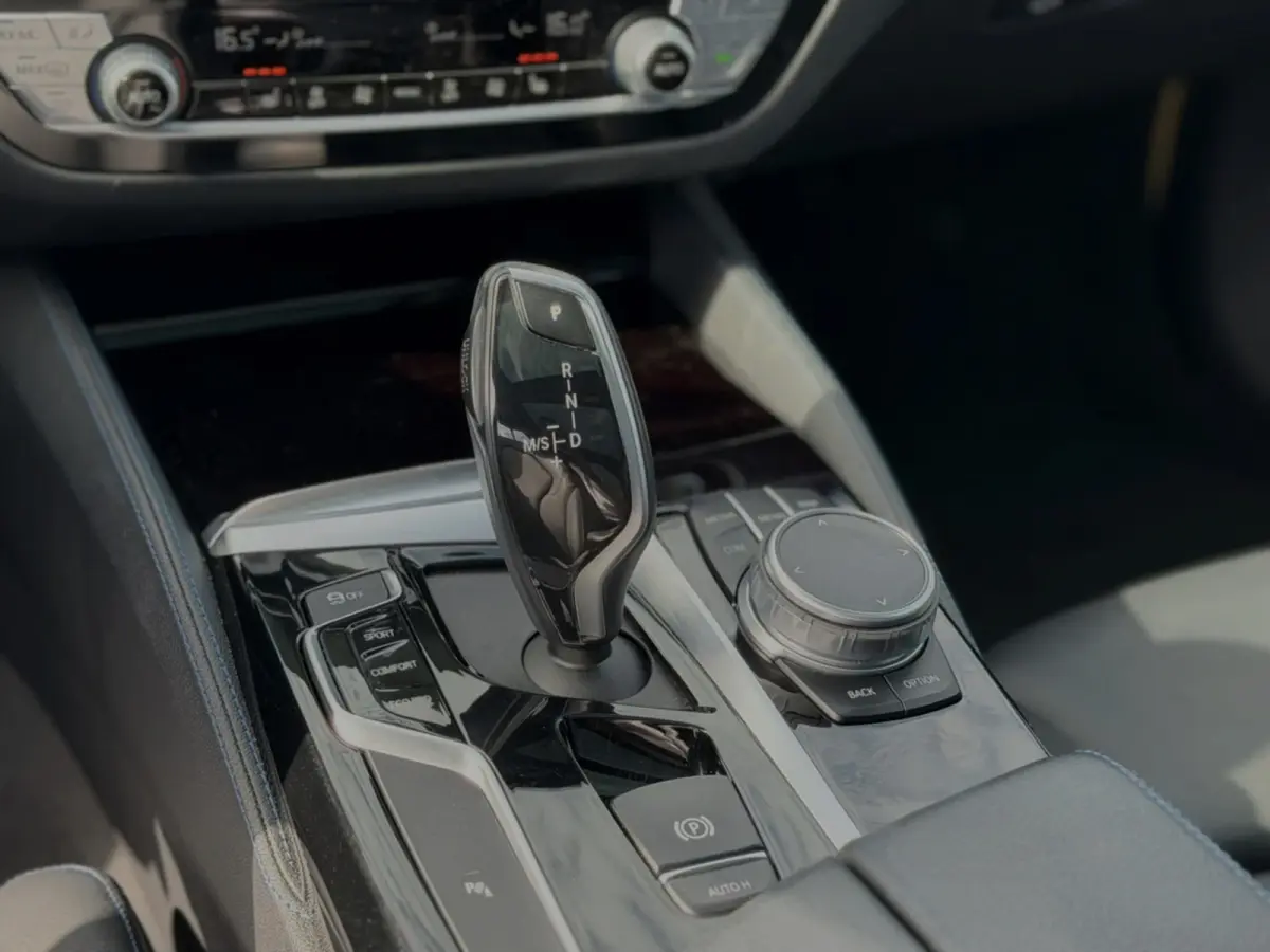 530i xDrive High Executive M-PAKKET (Deale OndH, Panorama, Trekhaak, Stoel/Stuur Verw, Carplay, Addapt Cruise)