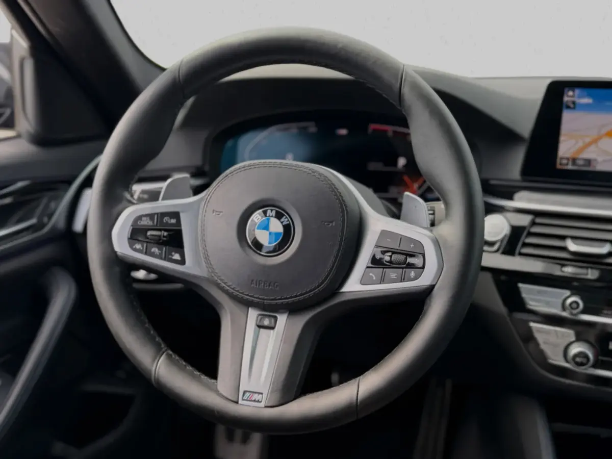 530i xDrive High Executive M-PAKKET (Deale OndH, Panorama, Trekhaak, Stoel/Stuur Verw, Carplay, Addapt Cruise)
