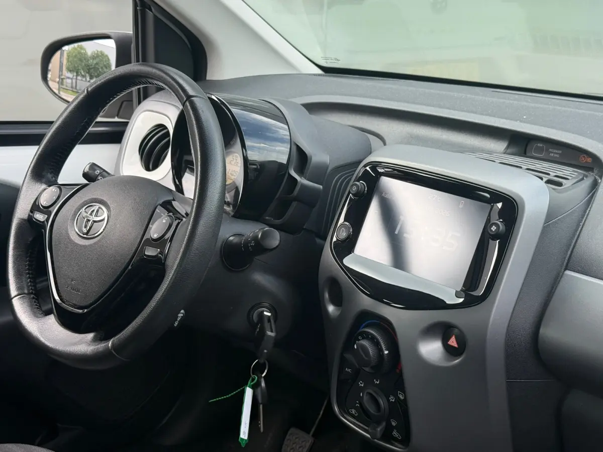 1.0 VVT-i x-play Navi|Camera|Carplay