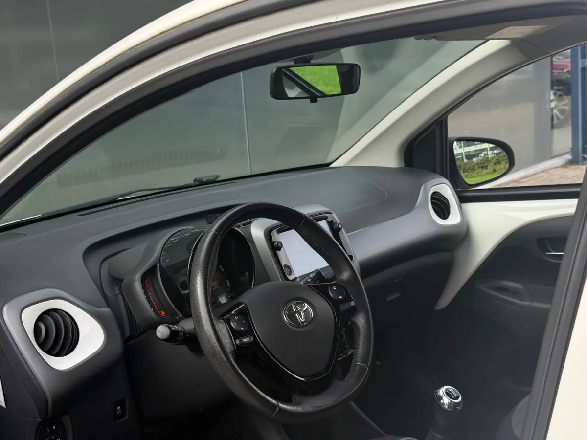 1.0 VVT-i x-play Navi|Camera|Carplay