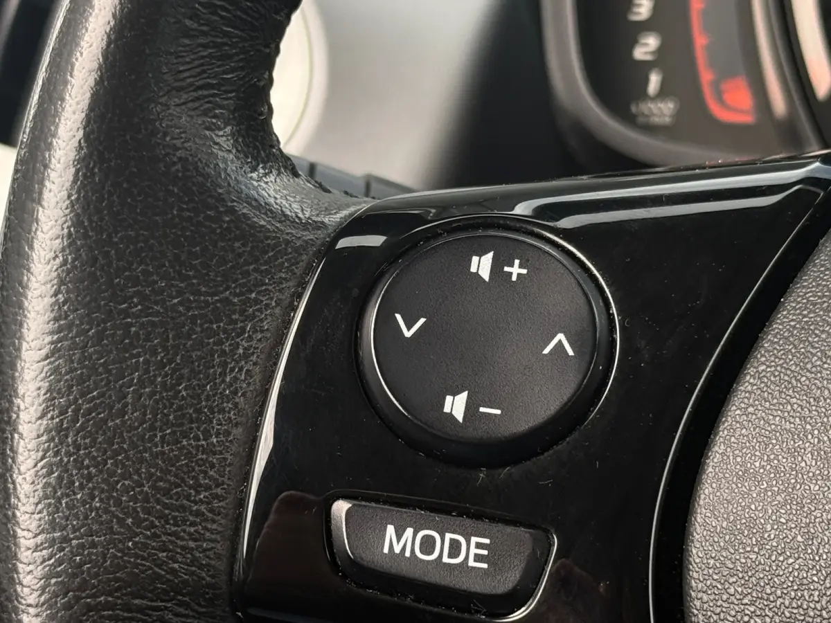 1.0 VVT-i x-play Navi|Camera|Carplay