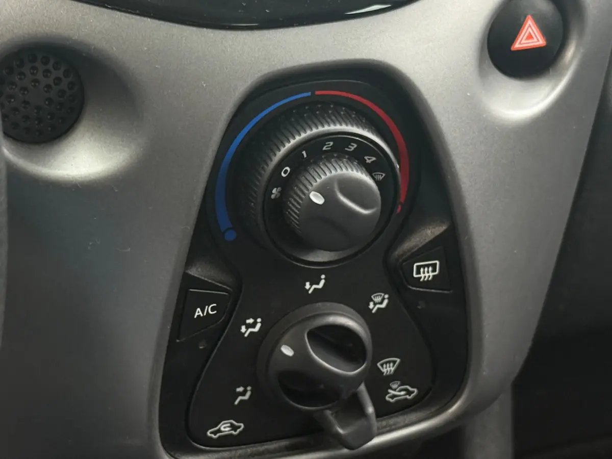1.0 VVT-i x-play Navi|Camera|Carplay