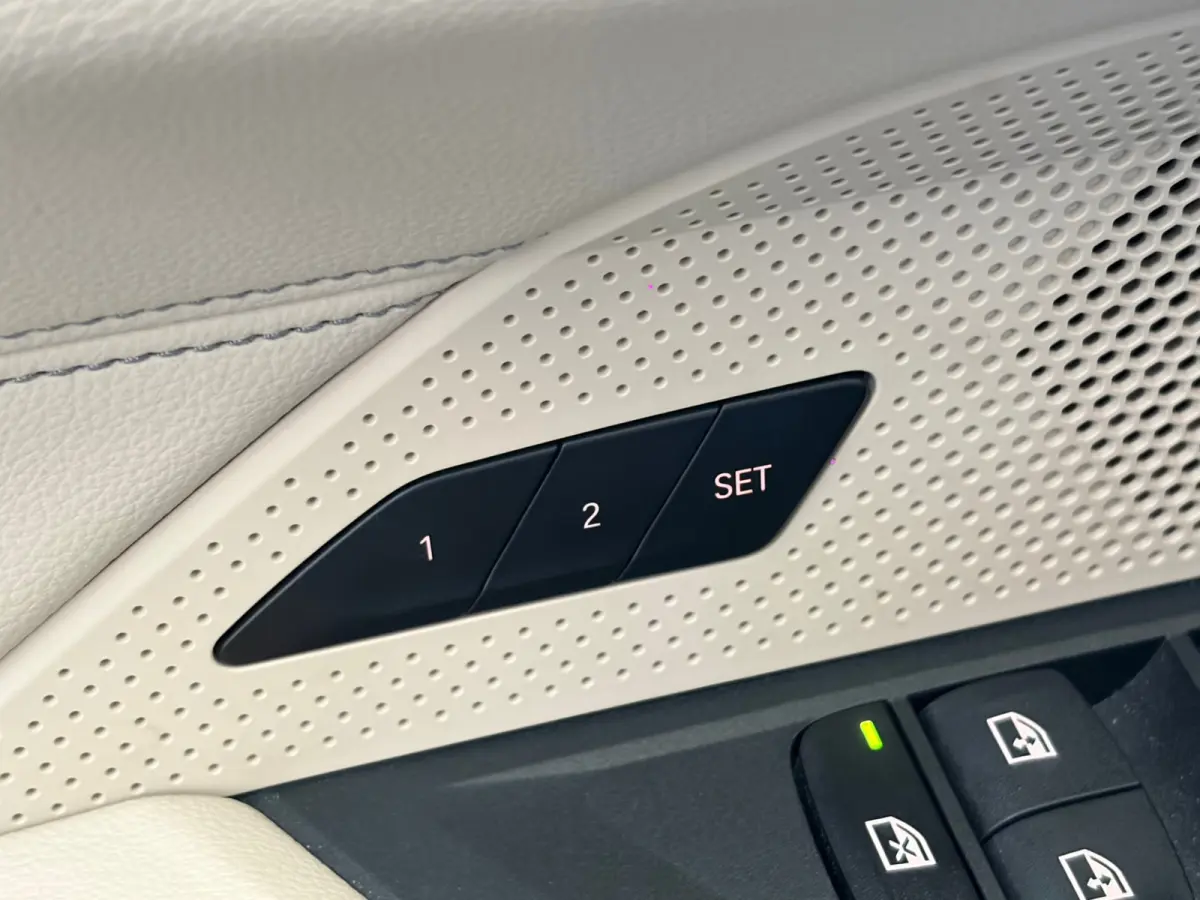 EDrive40 High Executive 84 kWh, NL-auto, SOH 96.6%, Lederen bekleding, Laser Lights,M-Stuur
