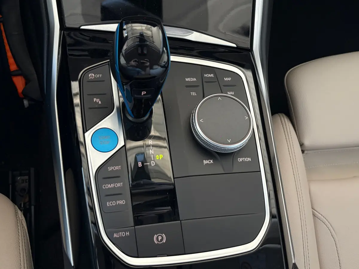EDrive40 High Executive 84 kWh, NL-auto, SOH 96.6%, Lederen bekleding, Laser Lights,M-Stuur