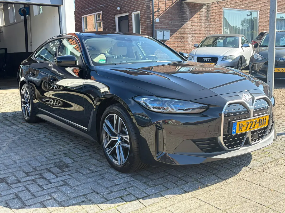 EDrive40 High Executive 84 kWh, NL-auto, SOH 96.6%, Lederen bekleding, Laser Lights,M-Stuur