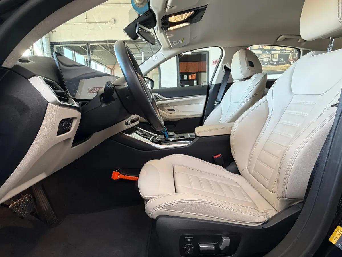 EDrive40 High Executive 84 kWh, NL-auto, SOH 96.6%, Lederen bekleding, Laser Lights,M-Stuur
