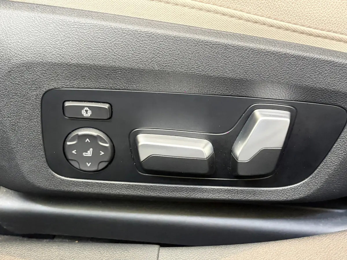 EDrive40 High Executive 84 kWh, NL-auto, SOH 96.6%, Lederen bekleding, Laser Lights,M-Stuur