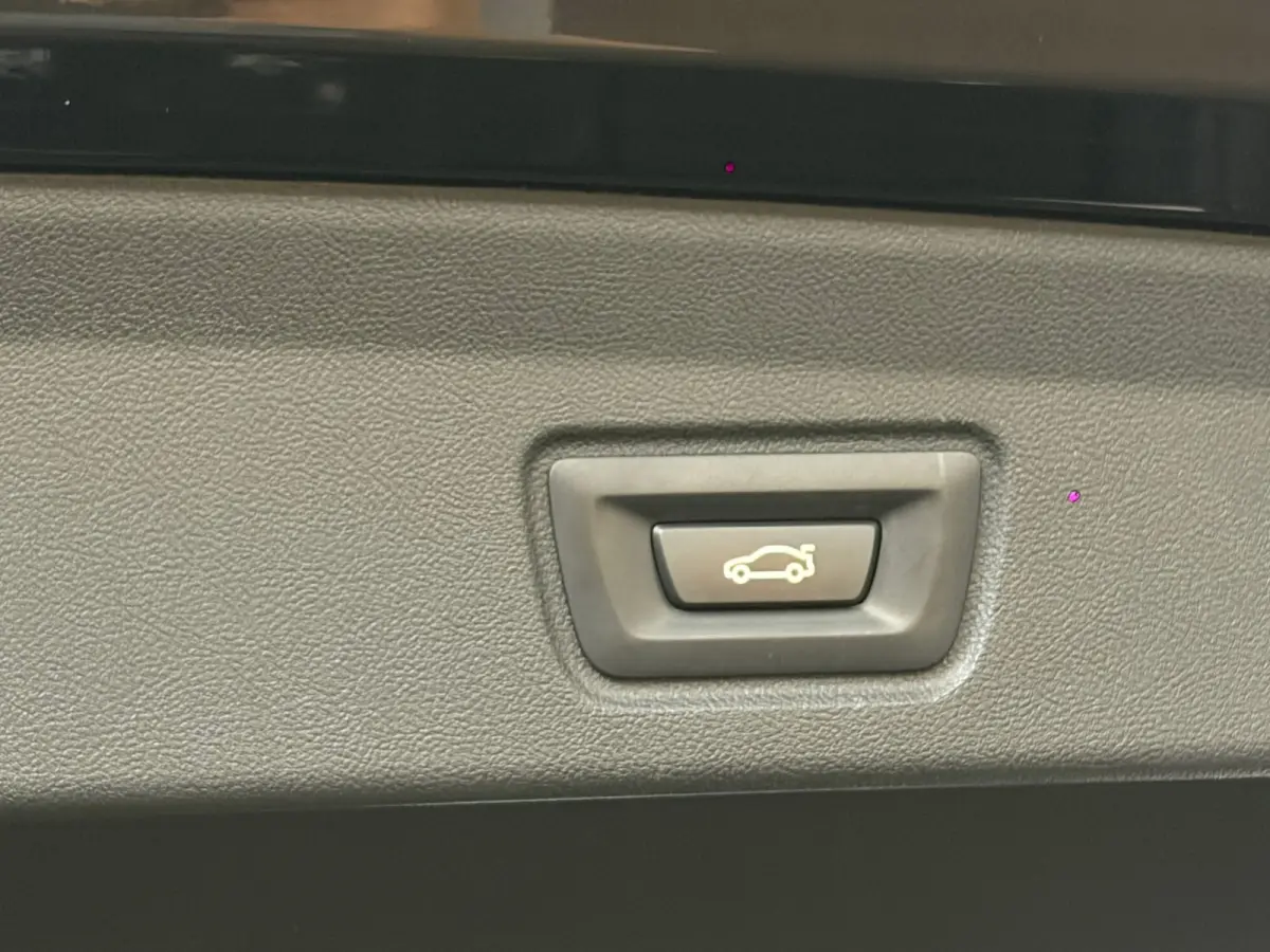 EDrive40 High Executive 84 kWh, NL-auto, SOH 96.6%, Lederen bekleding, Laser Lights,M-Stuur