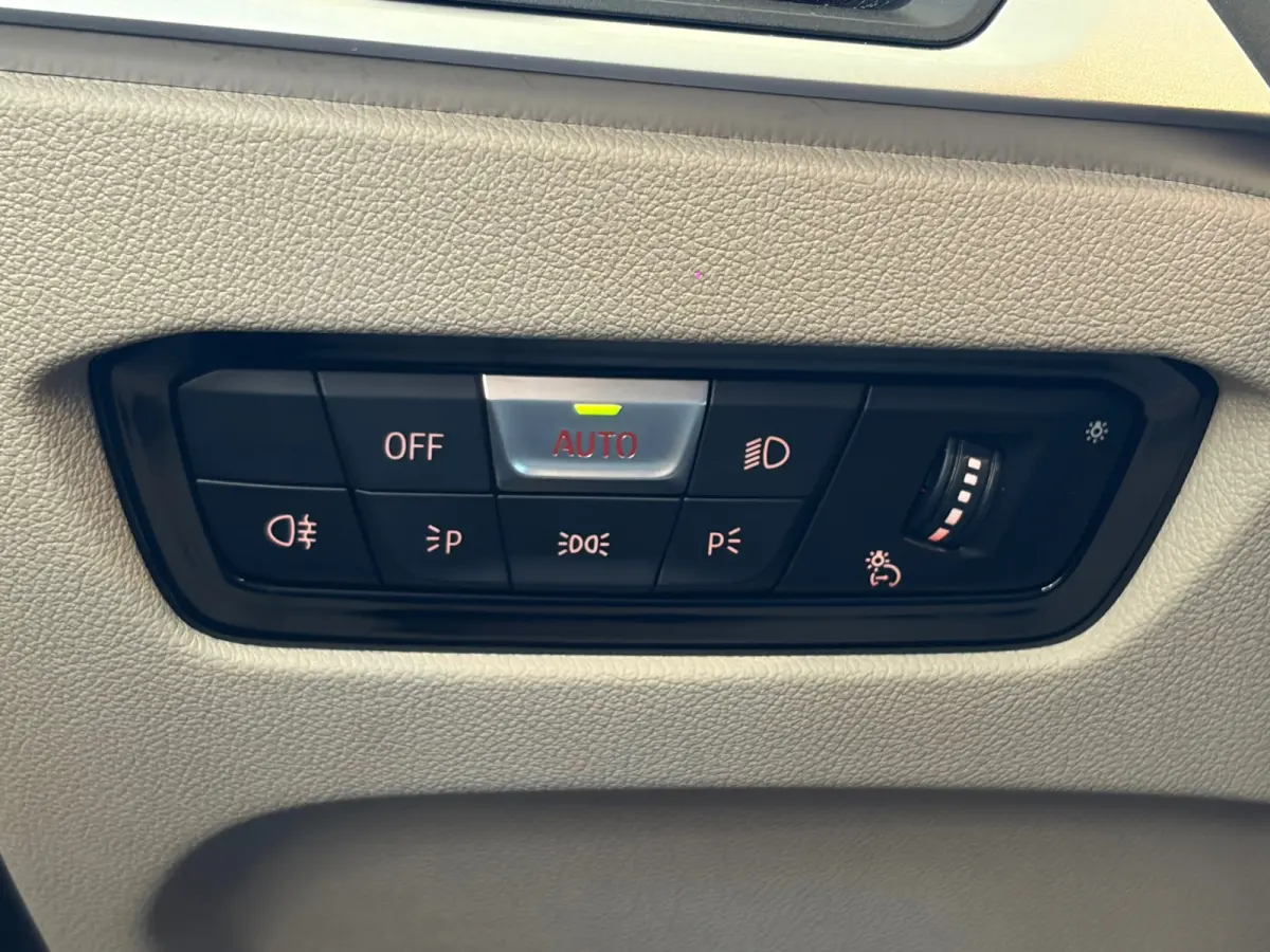 EDrive40 High Executive 84 kWh, NL-auto, SOH 96.6%, Lederen bekleding, Laser Lights,M-Stuur