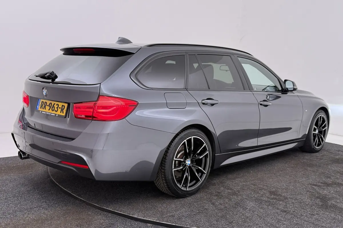 320i Corporate Lease High Executive M-Sport | Org NL | Breed Navi | Sportstoelen | Stoelverwarming | Leer |
