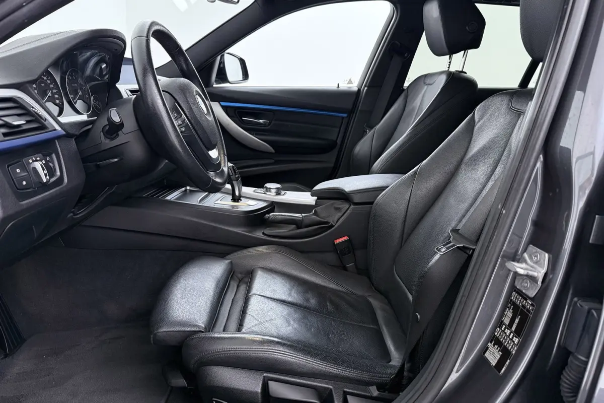 320i Corporate Lease High Executive M-Sport | Org NL | Breed Navi | Sportstoelen | Stoelverwarming | Leer |