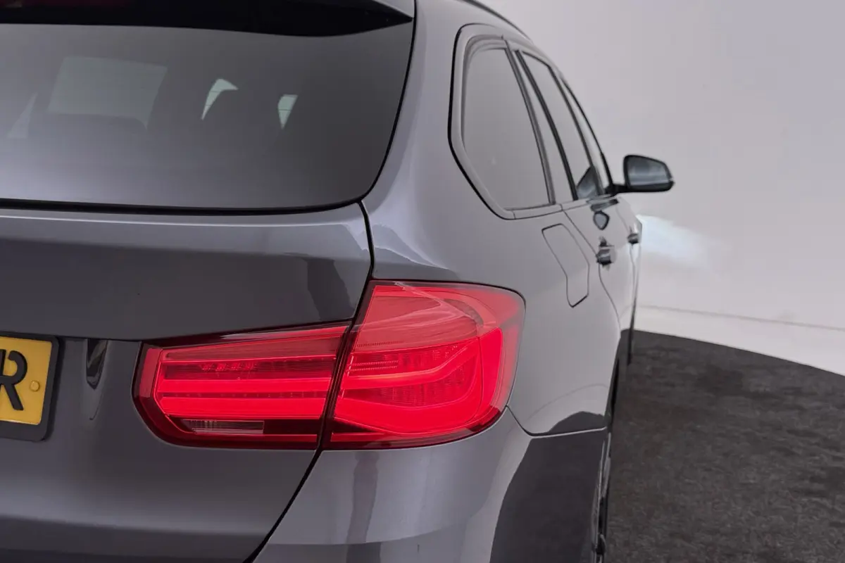 320i Corporate Lease High Executive M-Sport | Org NL | Breed Navi | Sportstoelen | Stoelverwarming | Leer |
