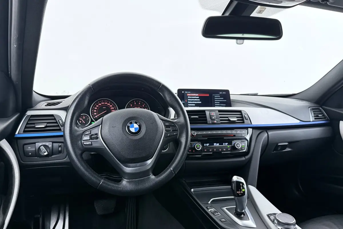 320i Corporate Lease High Executive M-Sport | Org NL | Breed Navi | Sportstoelen | Stoelverwarming | Leer |