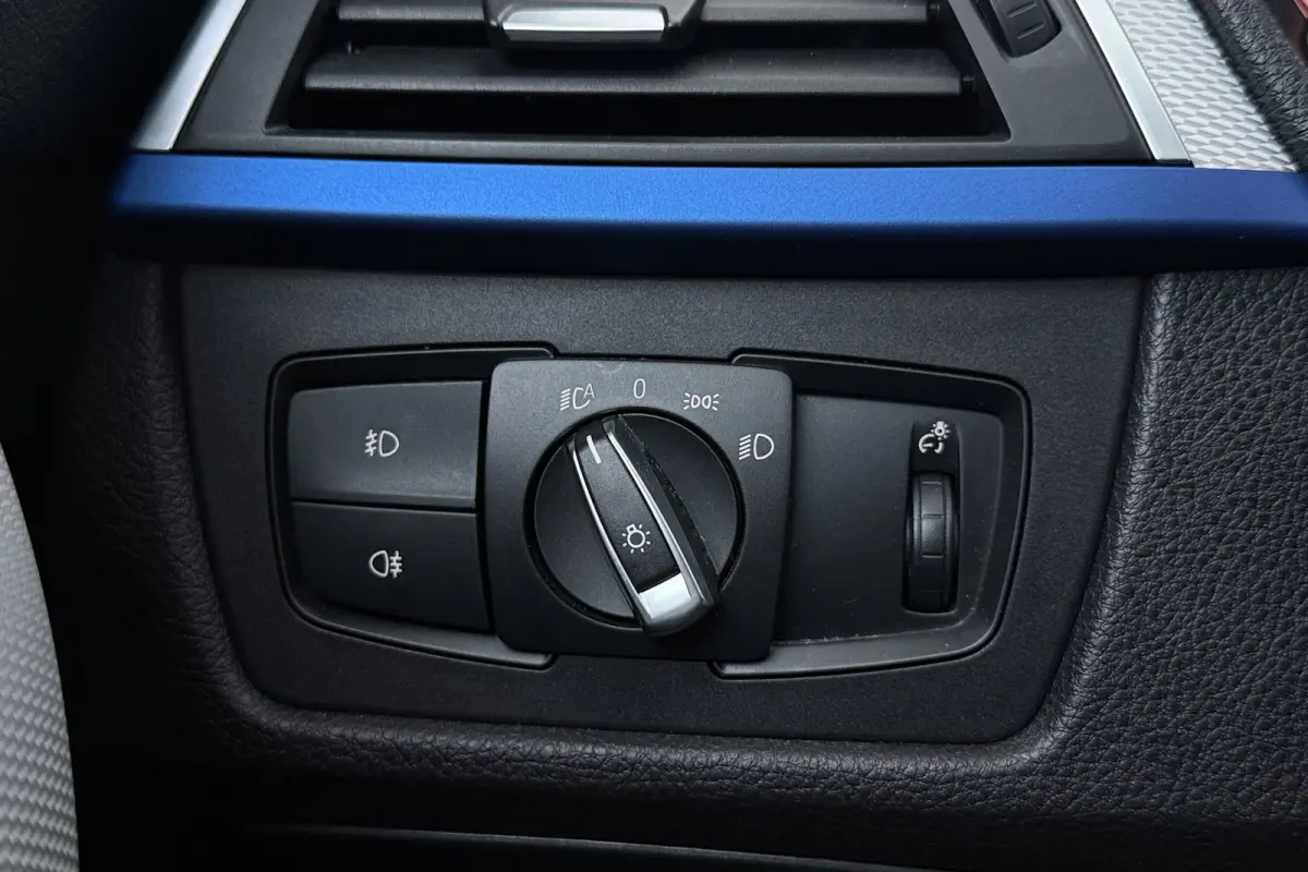 320i Corporate Lease High Executive M-Sport | Org NL | Breed Navi | Sportstoelen | Stoelverwarming | Leer |