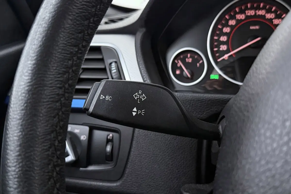 320i Corporate Lease High Executive M-Sport | Org NL | Breed Navi | Sportstoelen | Stoelverwarming | Leer |