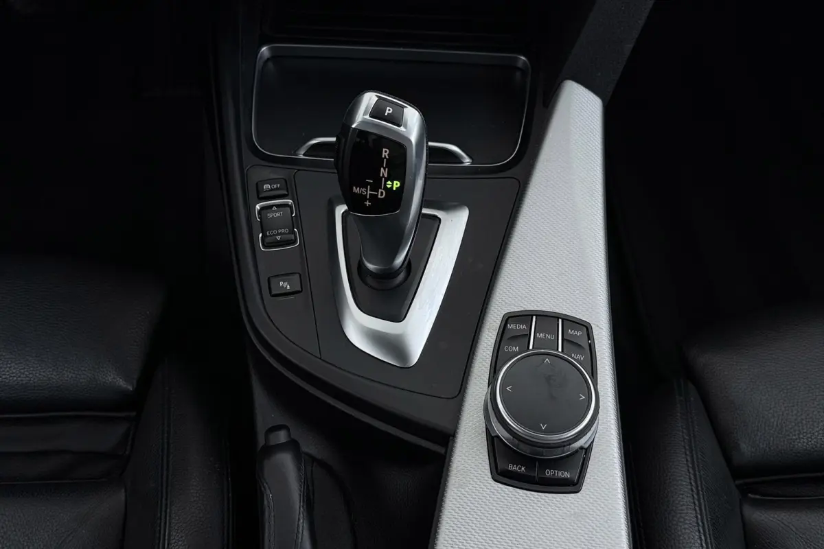 320i Corporate Lease High Executive M-Sport | Org NL | Breed Navi | Sportstoelen | Stoelverwarming | Leer |