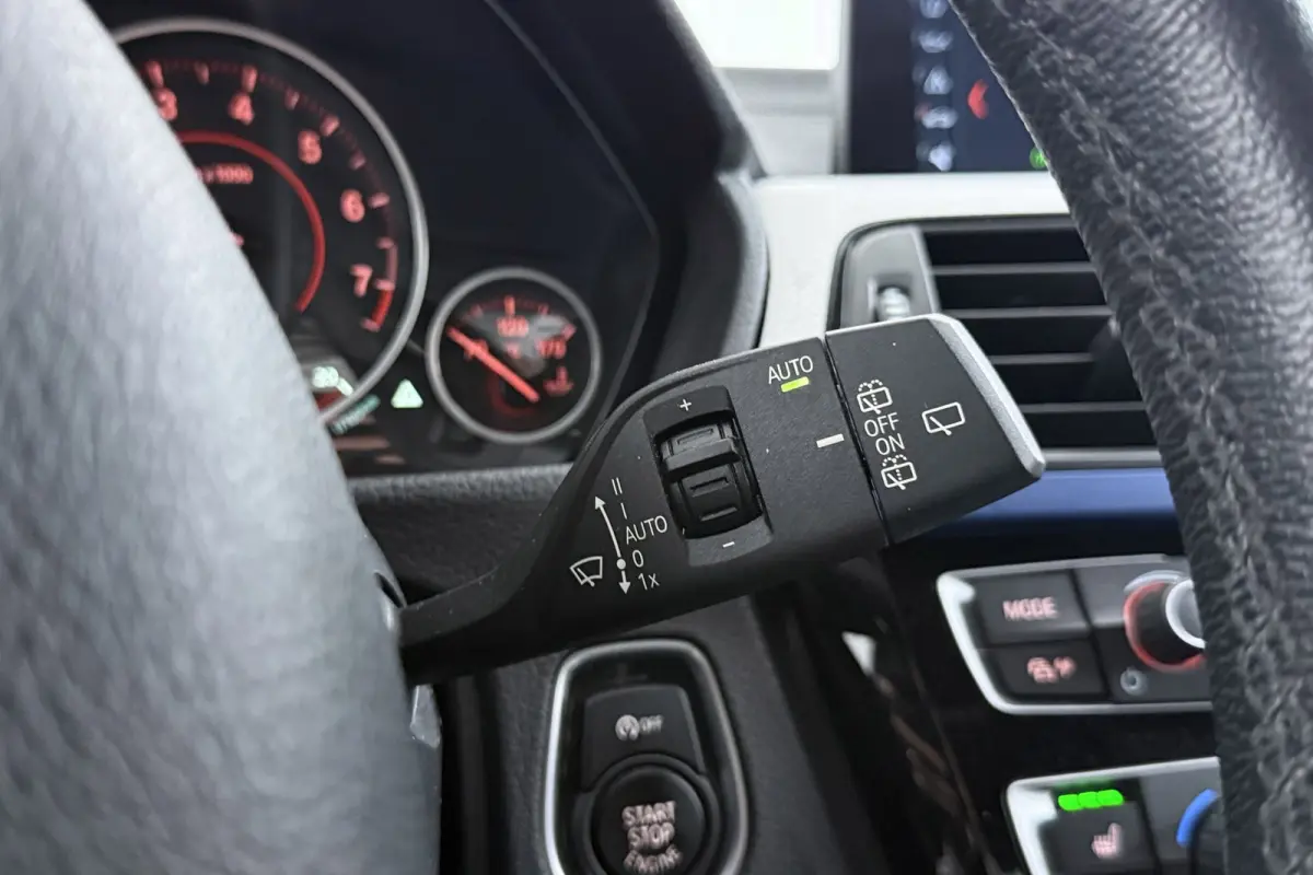 320i Corporate Lease High Executive M-Sport | Org NL | Breed Navi | Sportstoelen | Stoelverwarming | Leer |