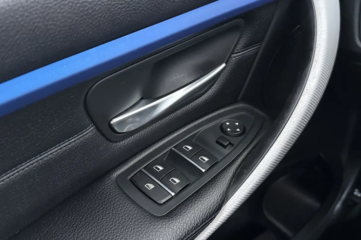 320i Corporate Lease High Executive M-Sport | Org NL | Breed Navi | Sportstoelen | Stoelverwarming | Leer |