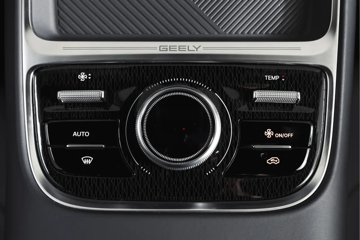1.5 Pro PHEV | 83km Elektrisch | 360° Camera | Stoel-+Stuurverwarming | Adaptive Cruise | Leer | NAV+Carplay | 18" | 8034