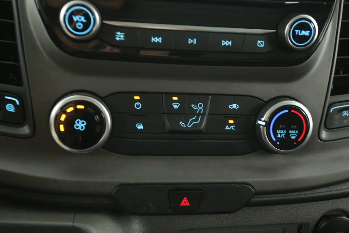 2.0 TDCI L1H1 | Automaat | Airco | Cruise | 3 Zits | Carplay | Navi | Parkeersens.