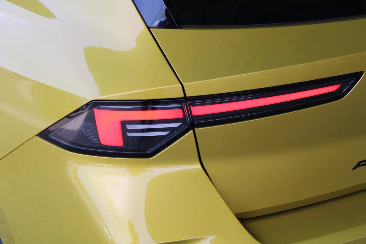58 kWh Ultimate | SOH 98% | Warmtepomp | Schuif-kanteldak | Matrix LED | Suede bekleding |
