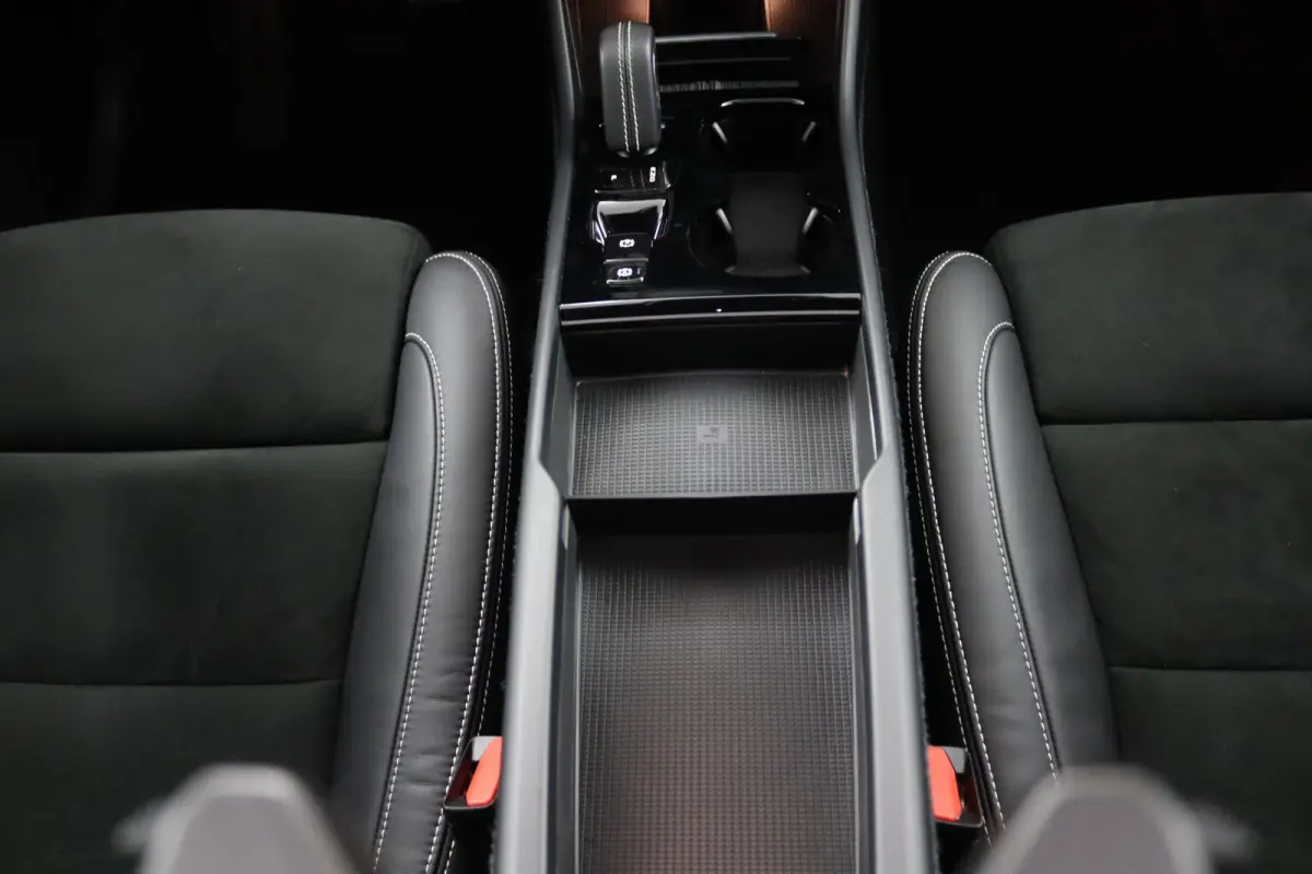 1.5 T4 R-Design | Trekhaak | SoH 91% | Panoramadak | Stoelverwarming | Carplay |