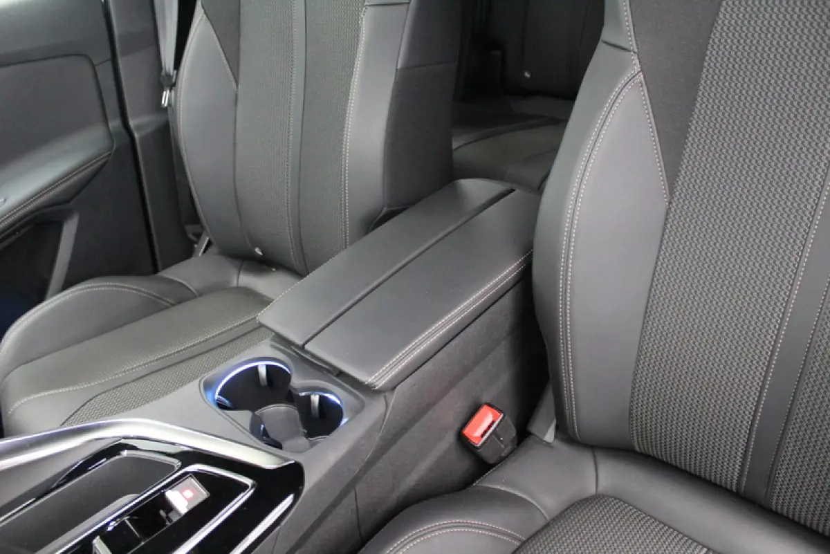 1.2 PureTech GT 131PK | 9.000KM!!! | AUTOMAAT | RIJKLAAR | ELEC-ACHTERKLEP | DEELS LEER | CARPLAY