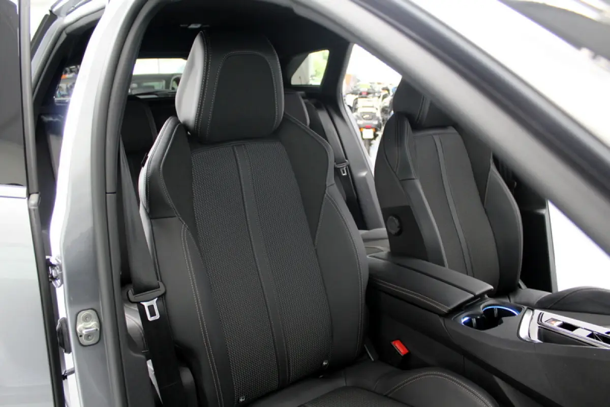 1.2 PureTech GT 131PK | 9.000KM!!! | AUTOMAAT | RIJKLAAR | ELEC-ACHTERKLEP | DEELS LEER | CARPLAY