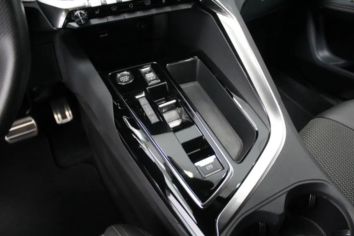 1.2 PureTech GT 131PK | 9.000KM!!! | AUTOMAAT | RIJKLAAR | ELEC-ACHTERKLEP | DEELS LEER | CARPLAY
