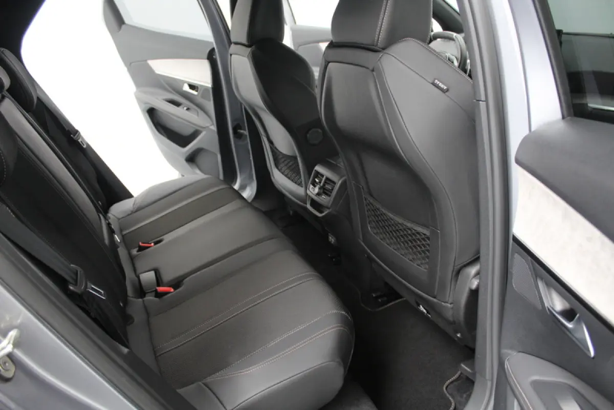 1.2 PureTech GT 131PK | 9.000KM!!! | AUTOMAAT | RIJKLAAR | ELEC-ACHTERKLEP | DEELS LEER | CARPLAY