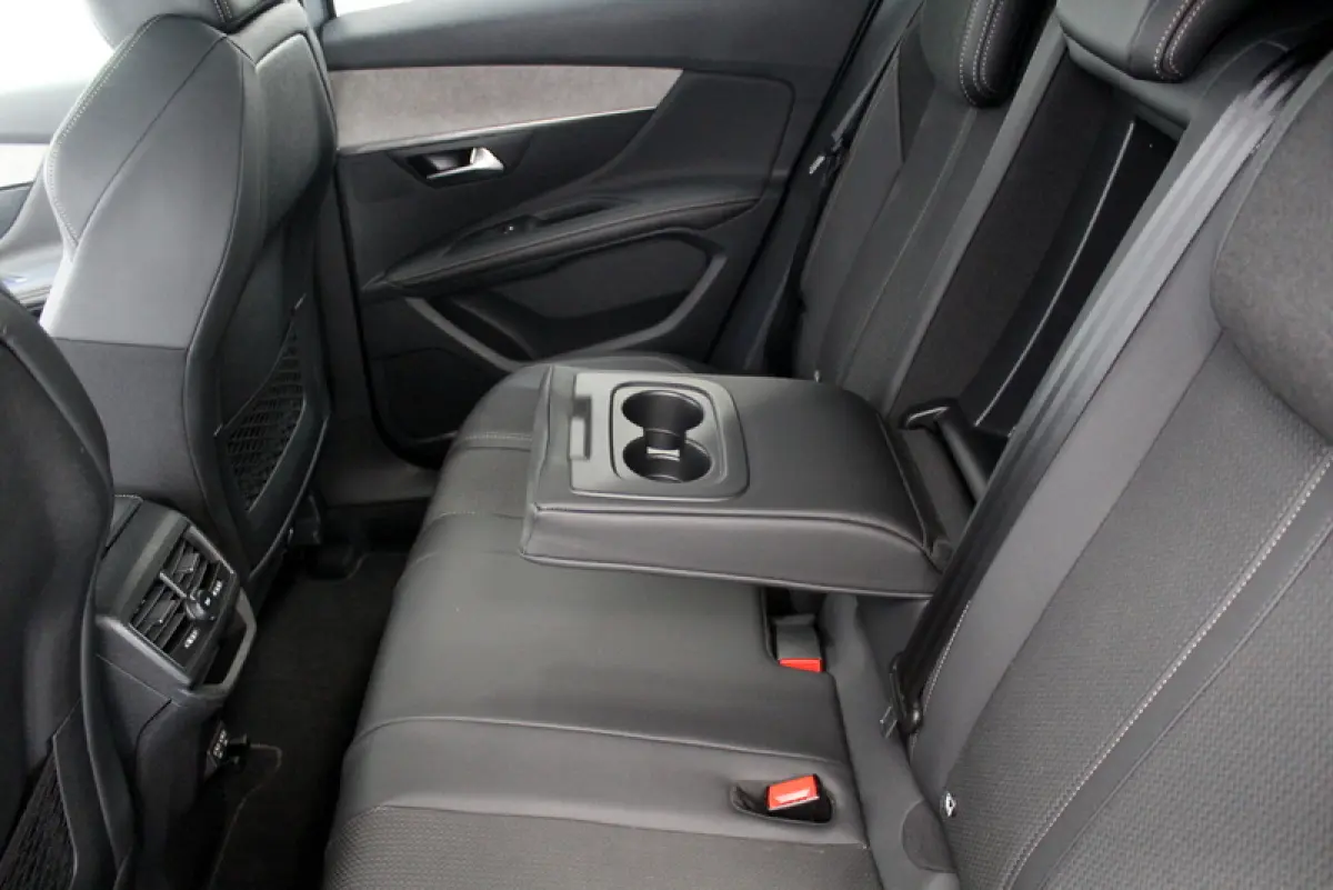 1.2 PureTech GT 131PK | 9.000KM!!! | AUTOMAAT | RIJKLAAR | ELEC-ACHTERKLEP | DEELS LEER | CARPLAY