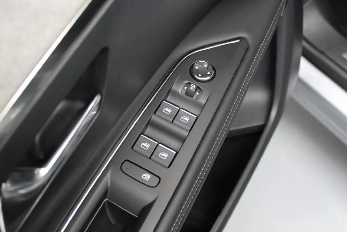 1.2 PureTech GT 131PK | 9.000KM!!! | AUTOMAAT | RIJKLAAR | ELEC-ACHTERKLEP | DEELS LEER | CARPLAY