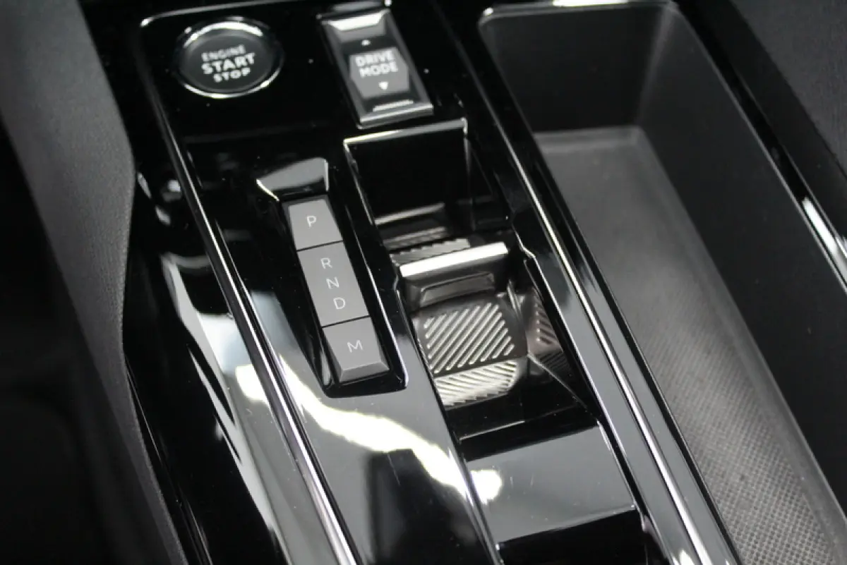 1.2 PureTech GT 131PK | 9.000KM!!! | AUTOMAAT | RIJKLAAR | ELEC-ACHTERKLEP | DEELS LEER | CARPLAY