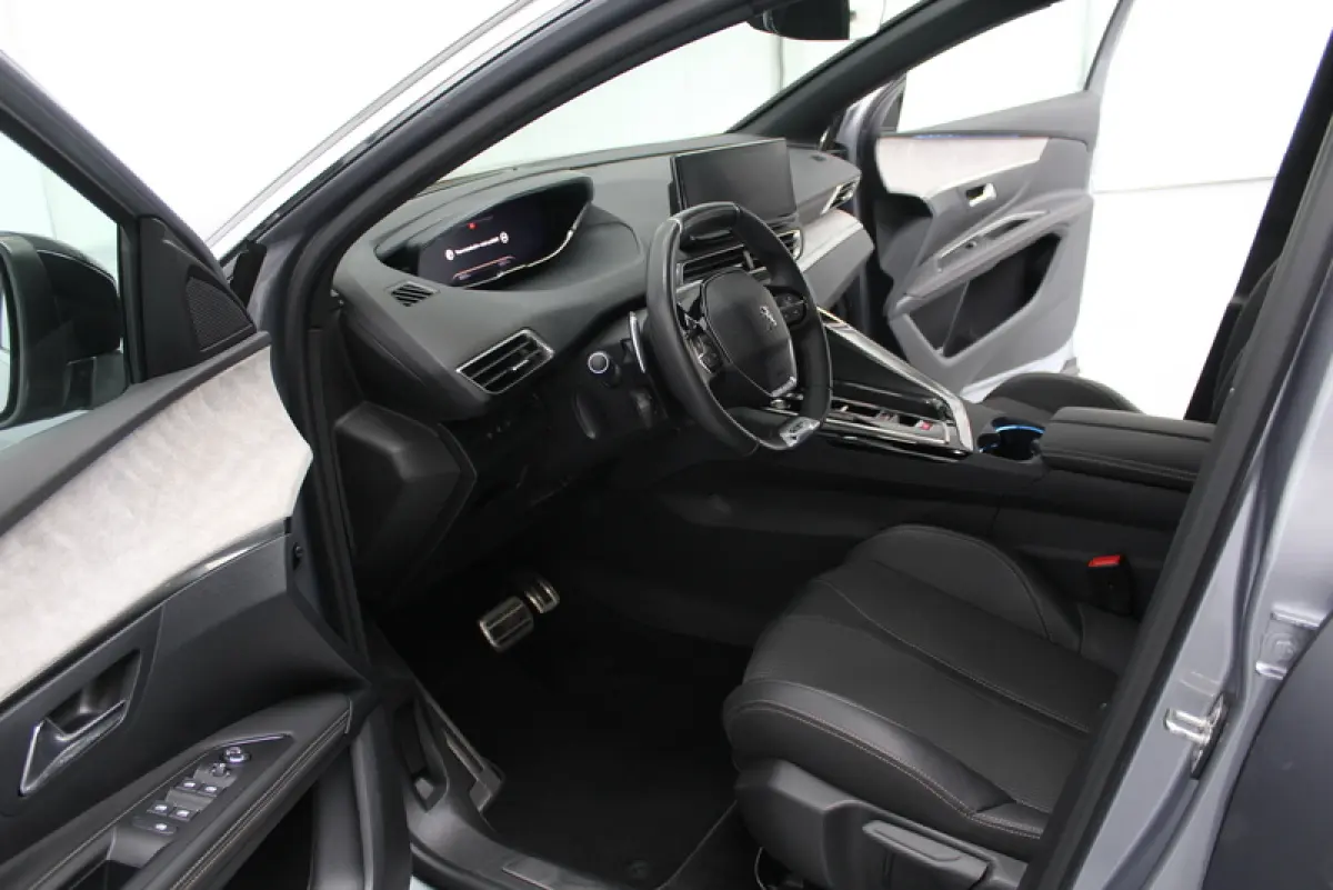 1.2 PureTech GT 131PK | 9.000KM!!! | AUTOMAAT | RIJKLAAR | ELEC-ACHTERKLEP | DEELS LEER | CARPLAY