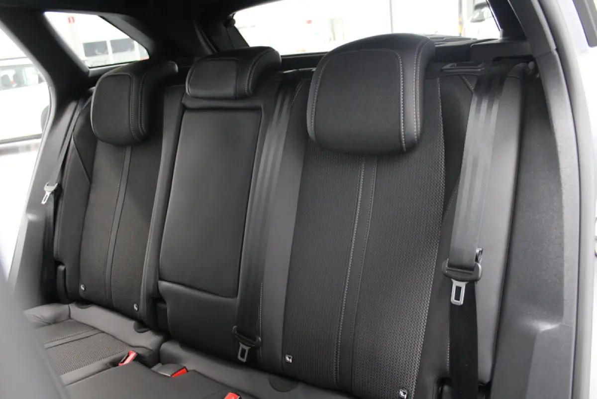 1.2 PureTech GT 131PK | 9.000KM!!! | AUTOMAAT | RIJKLAAR | ELEC-ACHTERKLEP | DEELS LEER | CARPLAY