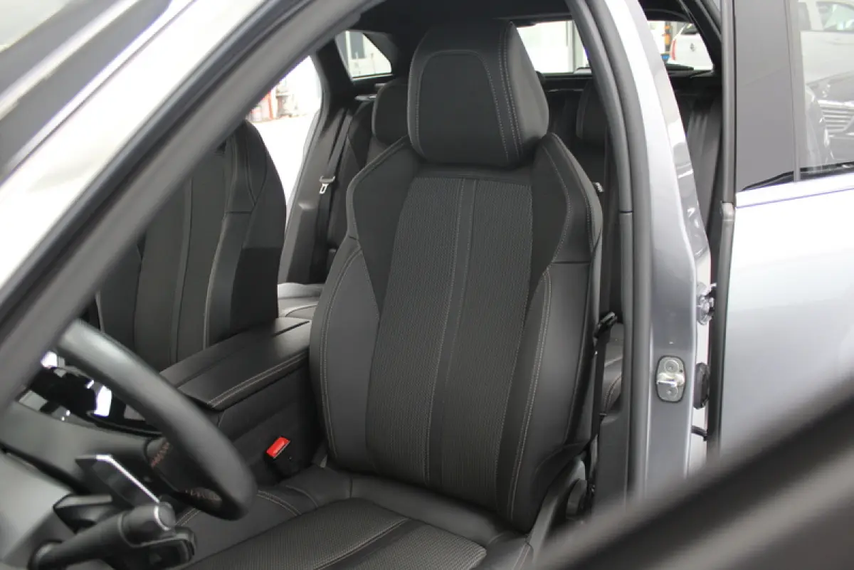1.2 PureTech GT 131PK | 9.000KM!!! | AUTOMAAT | RIJKLAAR | ELEC-ACHTERKLEP | DEELS LEER | CARPLAY