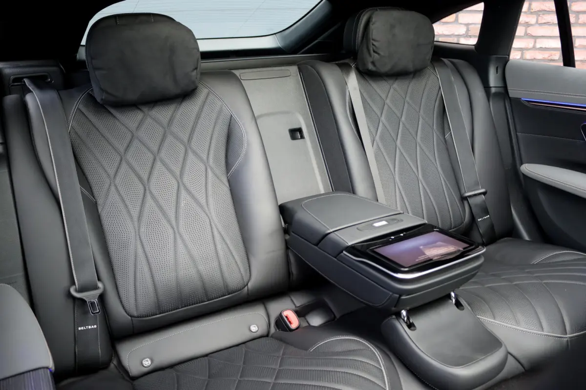 500 4MATIC AMG Line 108 kWh | Luchtvering | Distronic+ | Hyperscreen | Achterasbesturing | Nekverwarming | Stoelventilatie | Massage | MBUX Tablet | Burmester | Vlakkenverwarming |