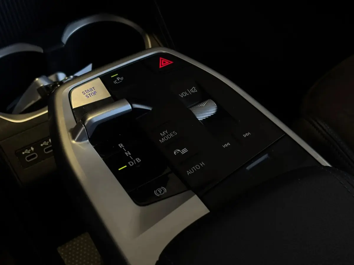 XDrive30 Launch Edition M-SPORT 96% SOH (NL-auto, Dealer OnderH, Camera, Carplay, Navi, Leder, Climate Con, Etc)